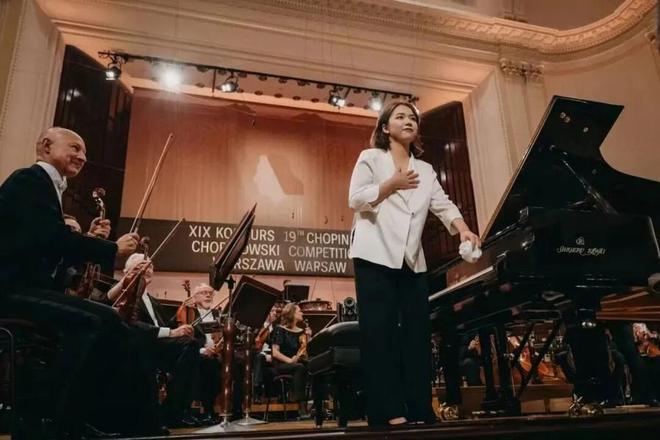 第19届肖邦国际钢琴比赛：美国华裔陆逸轩夺冠中国选手表现引人瞩目(图2)