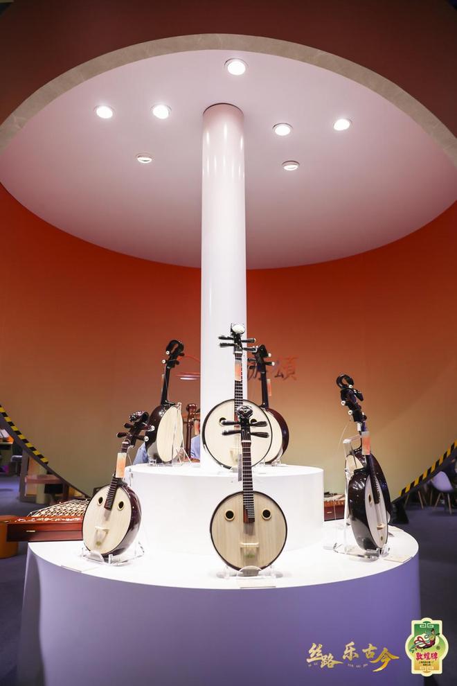 “丝路乐古今”奏响魔都百万级古筝镶宝石云锦凤凰飞上天这场民乐展绝了(图4)
