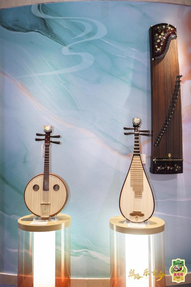 “丝路乐古今”奏响魔都百万级古筝镶宝石云锦凤凰飞上天这场民乐展绝了(图1)