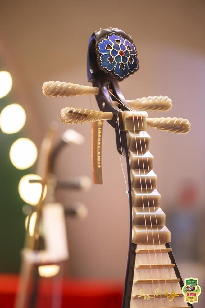 “丝路乐古今”奏响魔都百万级古筝镶宝石云锦凤凰飞上天这场民乐展绝了(图3)