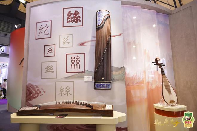 “丝路乐古今”奏响魔都百万级古筝镶宝石云锦凤凰飞上天这场民乐展绝了(图2)