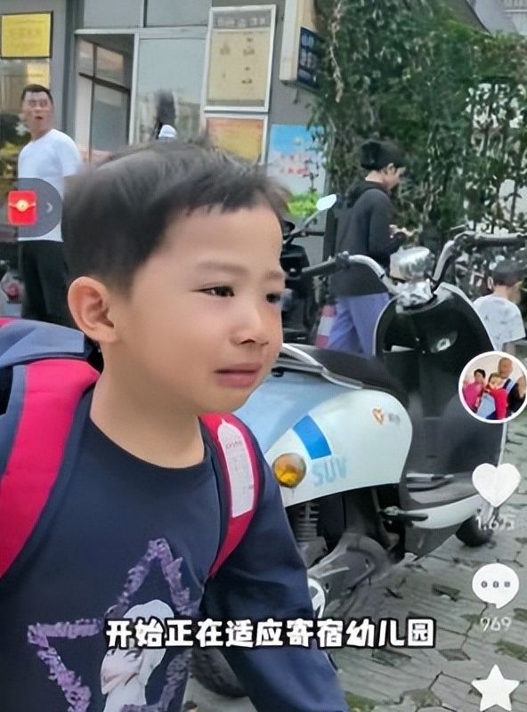 6岁小天赐被从广西带回山东穿粉丝夹袄、发型也变了又黑又土(图4)