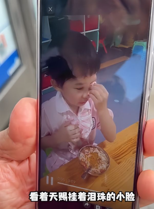 6岁小天赐被从广西带回山东穿粉丝夹袄、发型也变了又黑又土(图5)