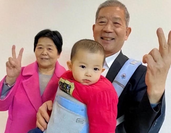 6岁小天赐被从广西带回山东穿粉丝夹袄、发型也变了又黑又土(图1)