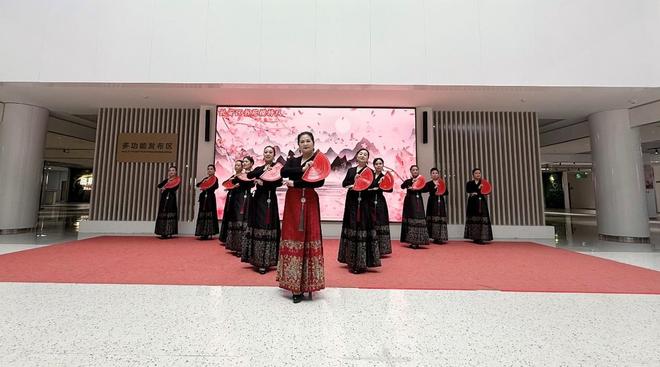 鎏金岁月·韵动重阳——雁塔区老年大学重阳文艺汇演尽显银龄风采(图1)