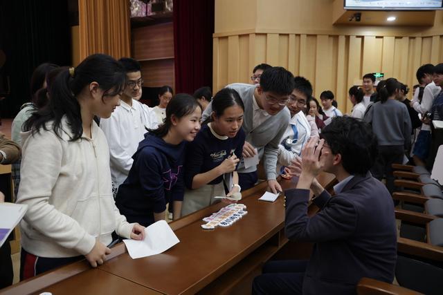 艺术节|哈佛学霸钢琴家走进南模中学黑白键上话“无界”(图4)
