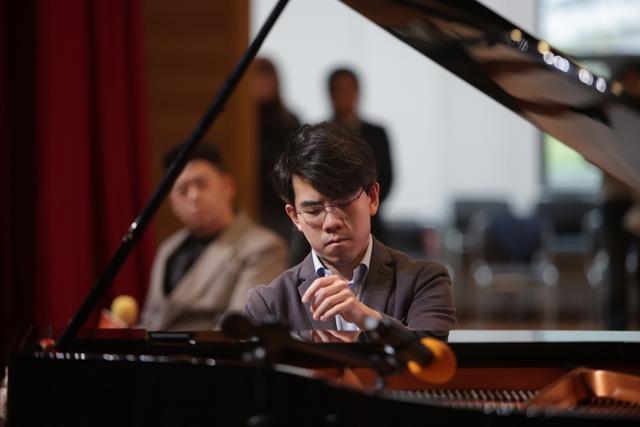 艺术节|哈佛学霸钢琴家走进南模中学黑白键上话“无界”(图1)