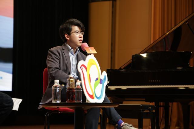 艺术节|哈佛学霸钢琴家走进南模中学黑白键上话“无界”(图2)