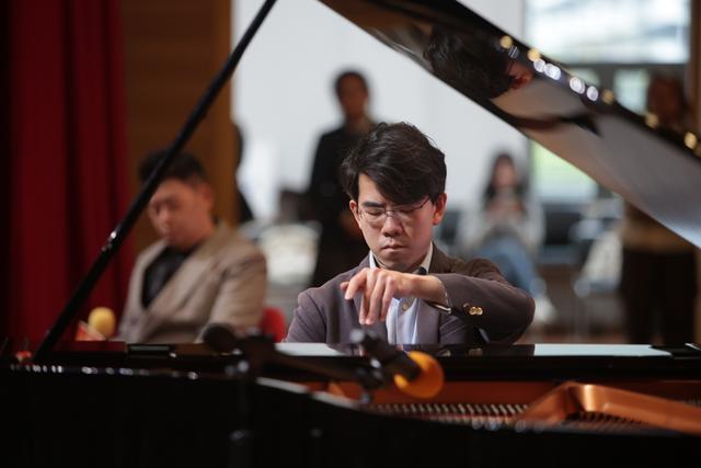 艺术节|哈佛学霸钢琴家走进南模中学黑白键上话“无界”(图3)