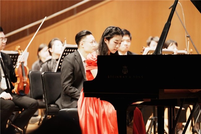 青年钢琴家李昕昱在上海东方艺术中心演奏莫扎特协奏曲(图2)