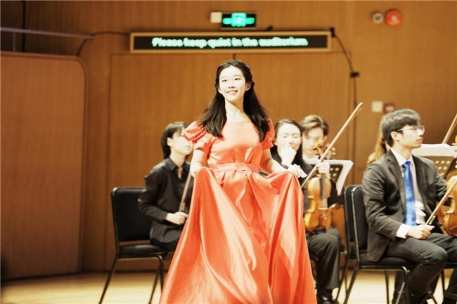 青年钢琴家李昕昱在上海东方艺术中心演奏莫扎特协奏曲(图1)