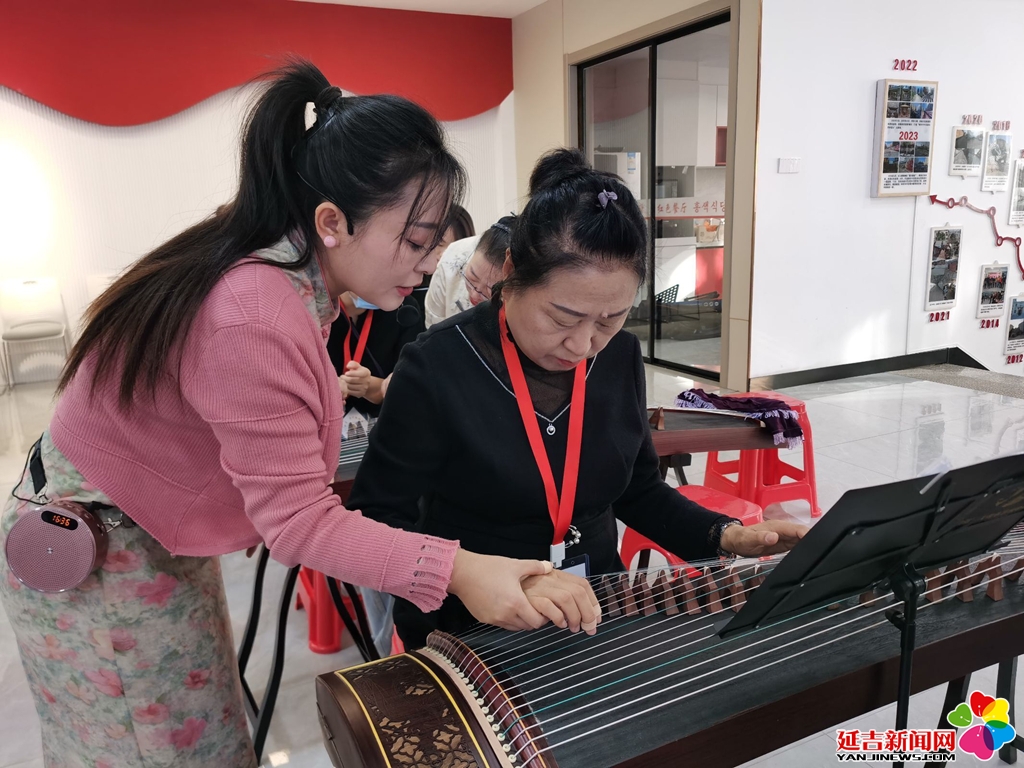丹英社区开展“非遗传承进社区古筝雅韵促和谐”体验活动(图1)
