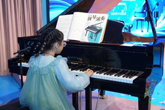首创“练曲学理”周恋钢琴新书长沙发布(图2)