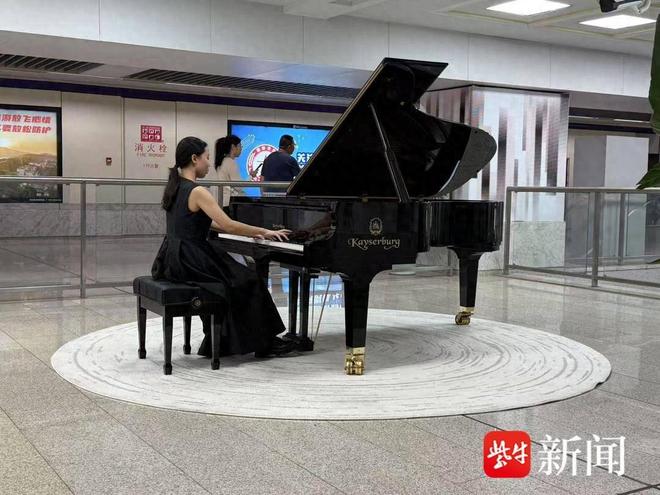 南京地铁草场门站邀请“市民钢琴师”现场演奏(图1)