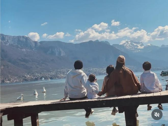 周杰伦晒和小女儿弹钢琴互动握住小手弹奏收尾音符网友：好可爱好温馨(图2)