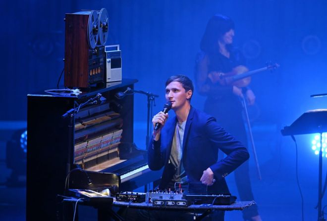 10岁夏洛特公主钢琴首秀凯特王妃温柔指导合奏令作曲家打破沉默(图1)