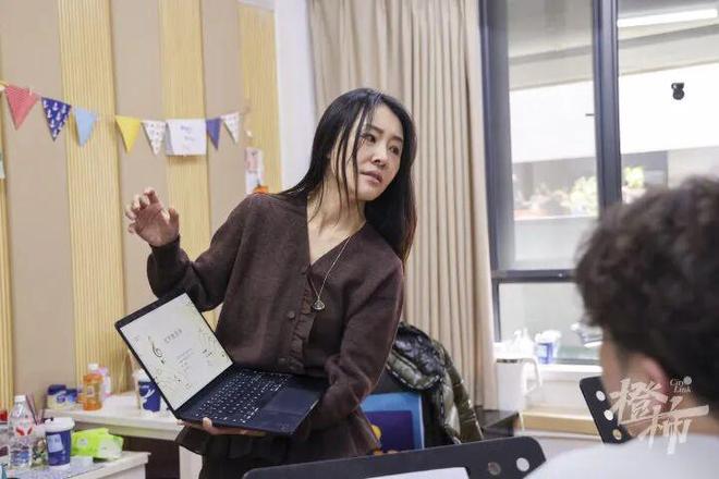 杭州这场新年演出打动很多人！四个听障孩子用一个半月学会拉二胡(图1)