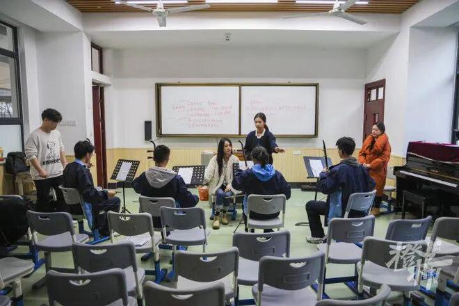 杭州这场新年演出打动很多人！四个听障孩子用一个半月学会拉二胡(图2)