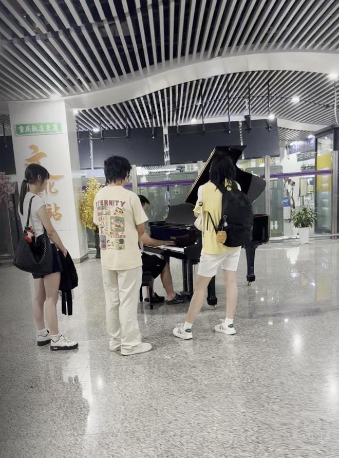 从《梦中的婚礼》到《路小雨》重庆轨道站里的钢琴等着你的下一曲(图2)