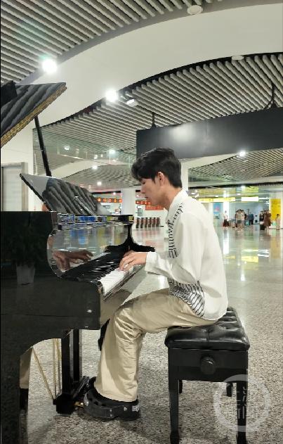 从《梦中的婚礼》到《路小雨》重庆轨道站里的钢琴等着你的下一曲(图3)