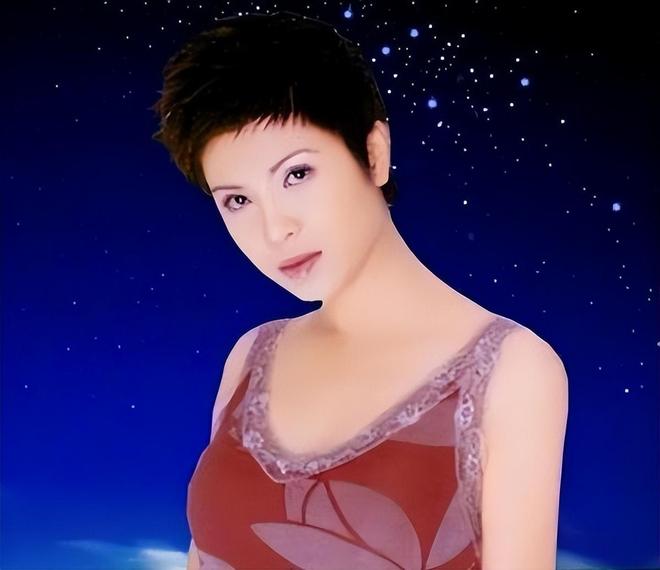 歌手杭天琪：我这辈子最正确的决定就是43岁高龄为小丈夫生儿子(图1)