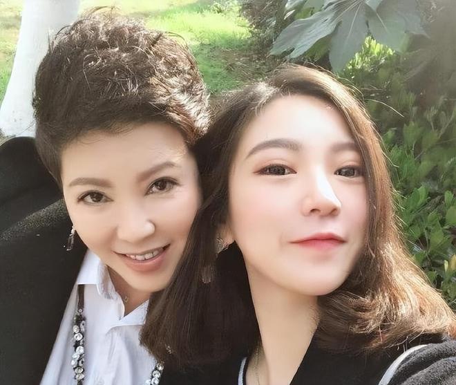 歌手杭天琪：我这辈子最正确的决定就是43岁高龄为小丈夫生儿子(图4)