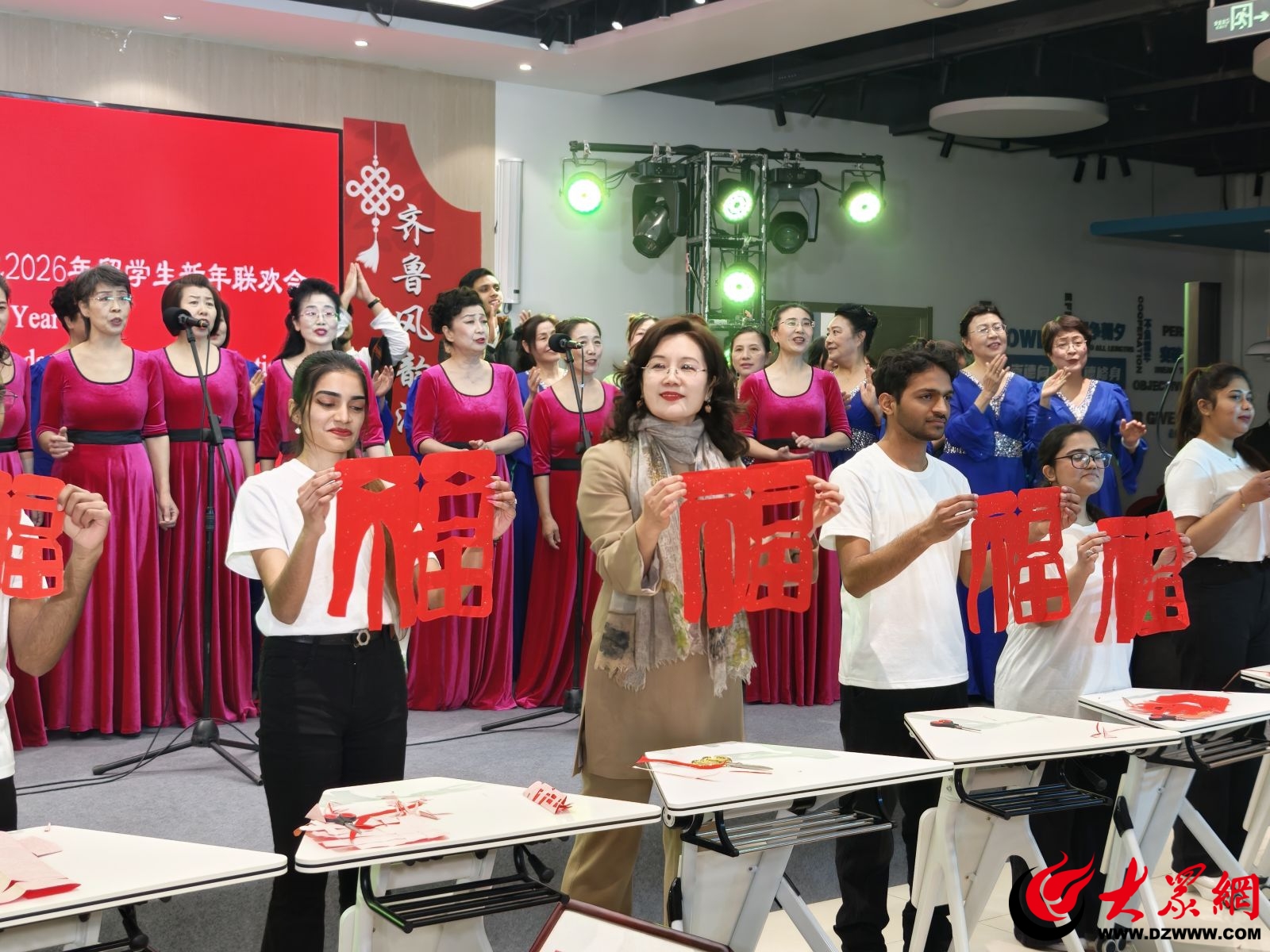 德州学院“山东之友”新春喜乐会暨2026年留学生新年联欢会圆满举办_大众网(图4)