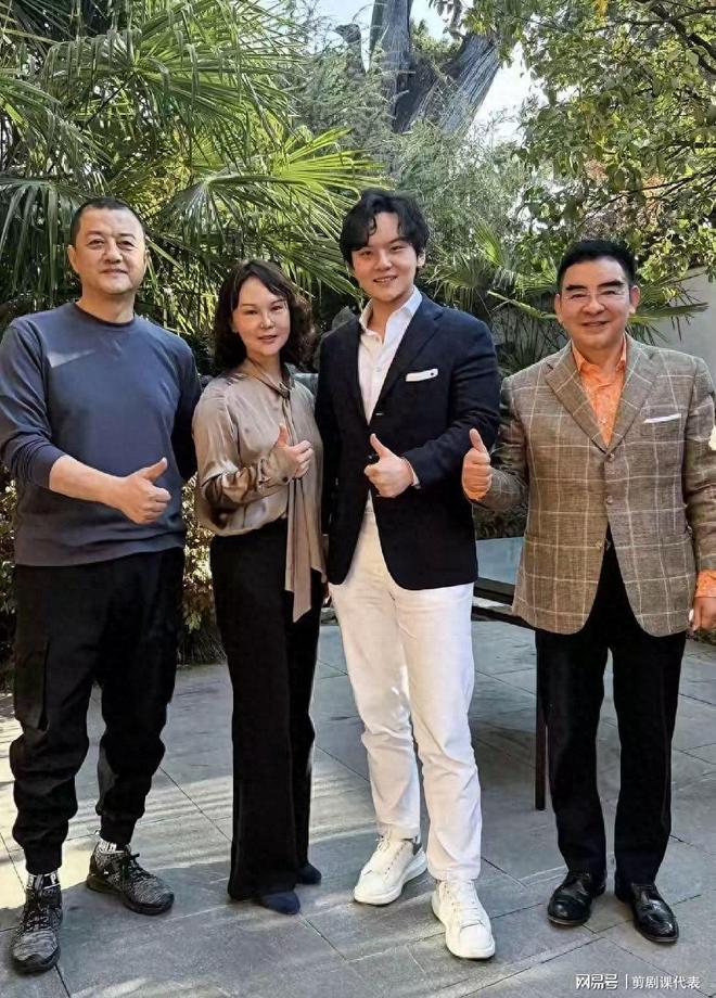 李亚鹏现身陈光标家：妻子罕见露面！儿子就读名校评论区忙催婚(图1)