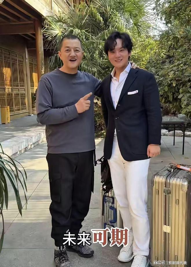 李亚鹏现身陈光标家：妻子罕见露面！儿子就读名校评论区忙催婚(图5)