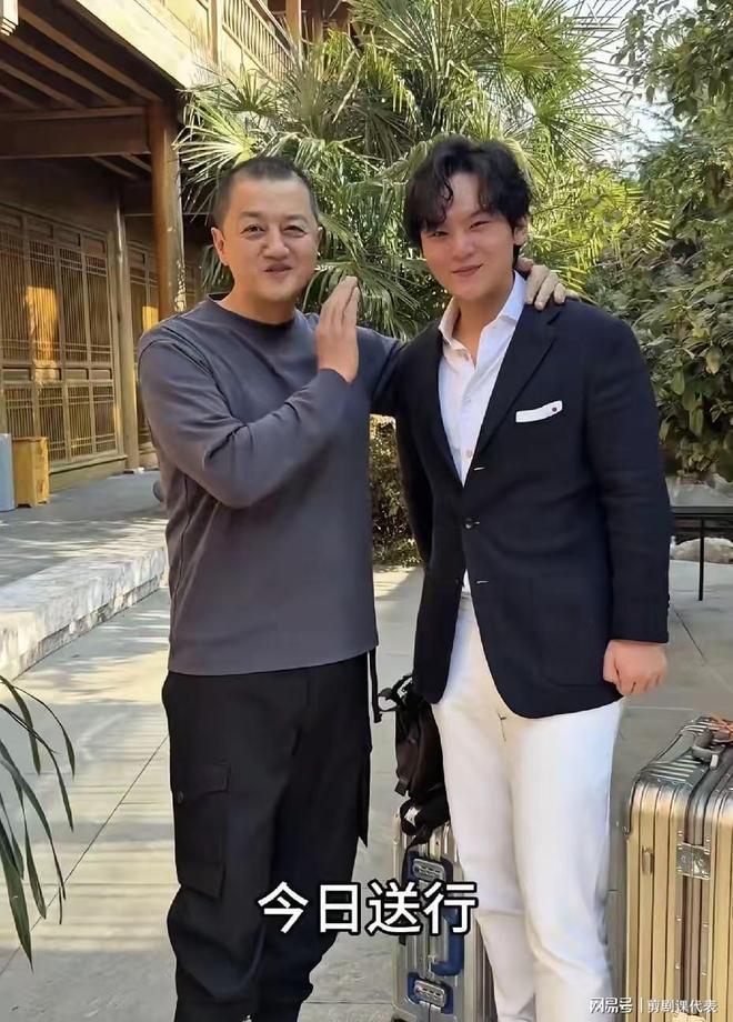 李亚鹏现身陈光标家：妻子罕见露面！儿子就读名校评论区忙催婚(图3)