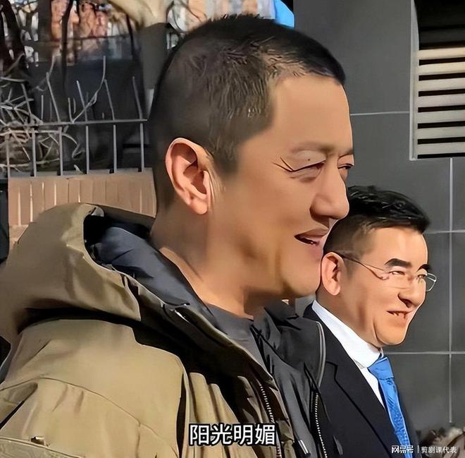 李亚鹏现身陈光标家：妻子罕见露面！儿子就读名校评论区忙催婚(图8)