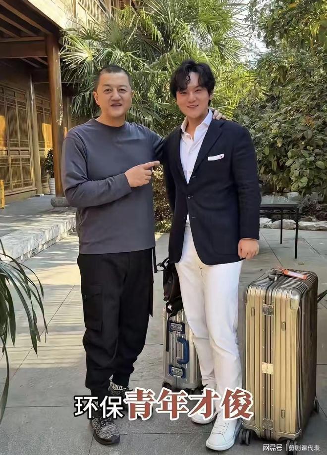 李亚鹏现身陈光标家：妻子罕见露面！儿子就读名校评论区忙催婚(图4)