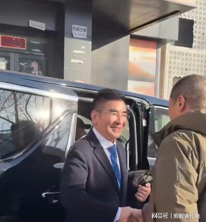 李亚鹏现身陈光标家：妻子罕见露面！儿子就读名校评论区忙催婚(图7)