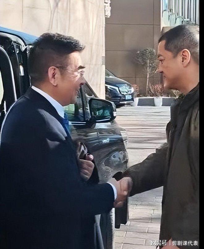 李亚鹏现身陈光标家：妻子罕见露面！儿子就读名校评论区忙催婚(图9)