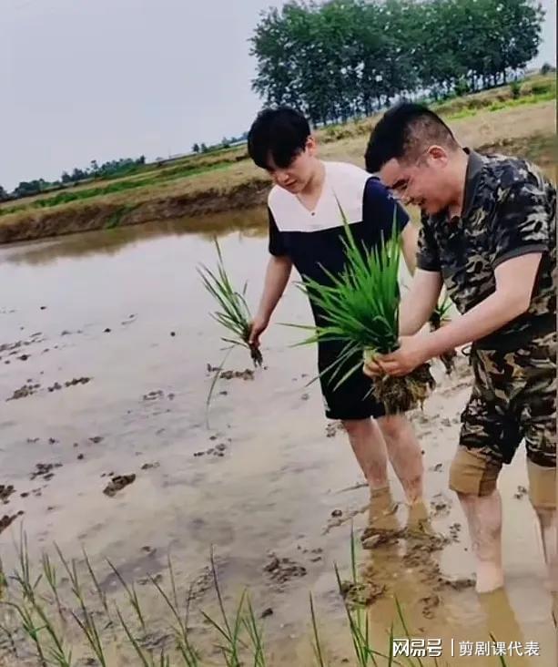 李亚鹏现身陈光标家：妻子罕见露面！儿子就读名校评论区忙催婚(图10)