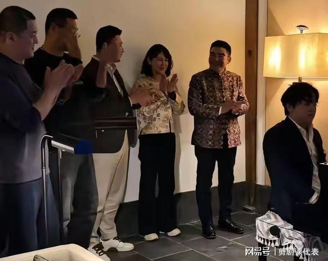 李亚鹏现身陈光标家：妻子罕见露面！儿子就读名校评论区忙催婚(图6)