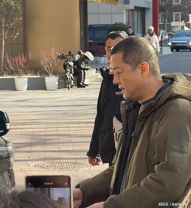 李亚鹏现身陈光标家：妻子罕见露面！儿子就读名校评论区忙催婚(图23)