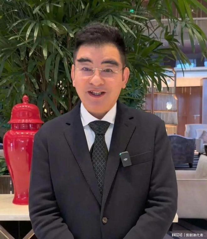 李亚鹏现身陈光标家：妻子罕见露面！儿子就读名校评论区忙催婚(图22)