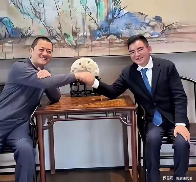 李亚鹏现身陈光标家：妻子罕见露面！儿子就读名校评论区忙催婚(图21)