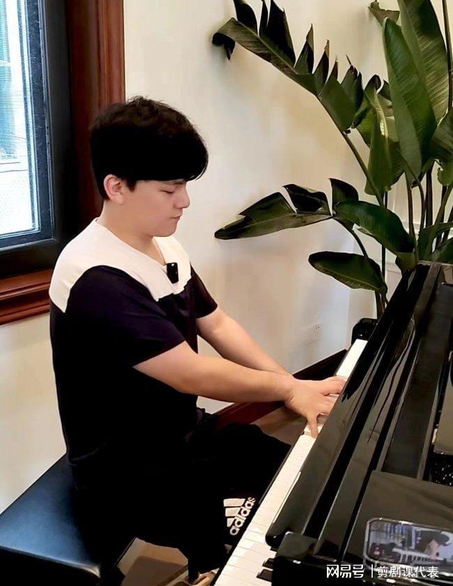 李亚鹏现身陈光标家：妻子罕见露面！儿子就读名校评论区忙催婚(图19)