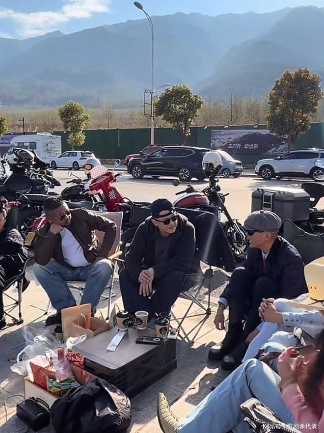 李亚鹏现身陈光标家：妻子罕见露面！儿子就读名校评论区忙催婚(图20)