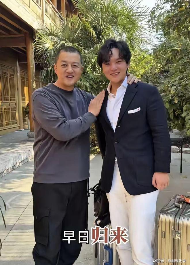 李亚鹏现身陈光标家：妻子罕见露面！儿子就读名校评论区忙催婚(图27)