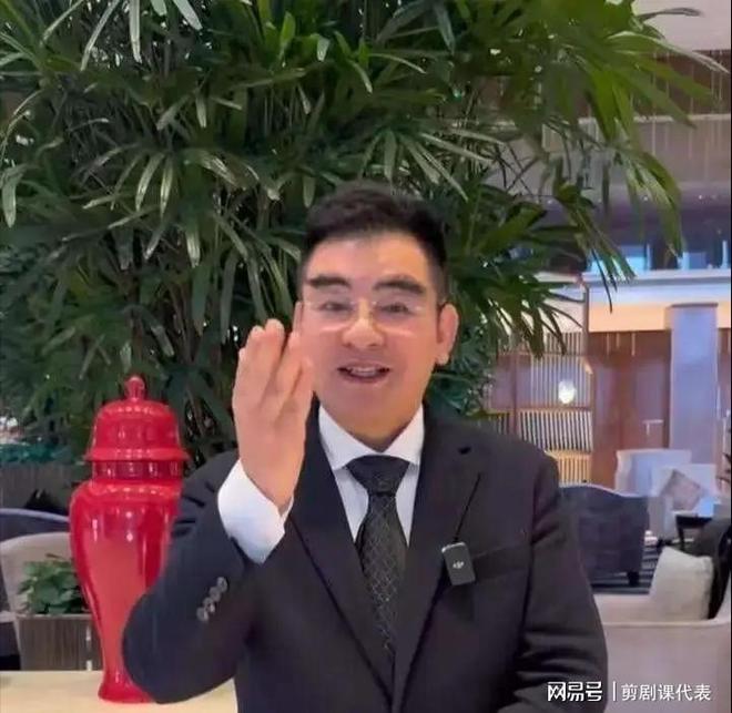 李亚鹏现身陈光标家：妻子罕见露面！儿子就读名校评论区忙催婚(图26)