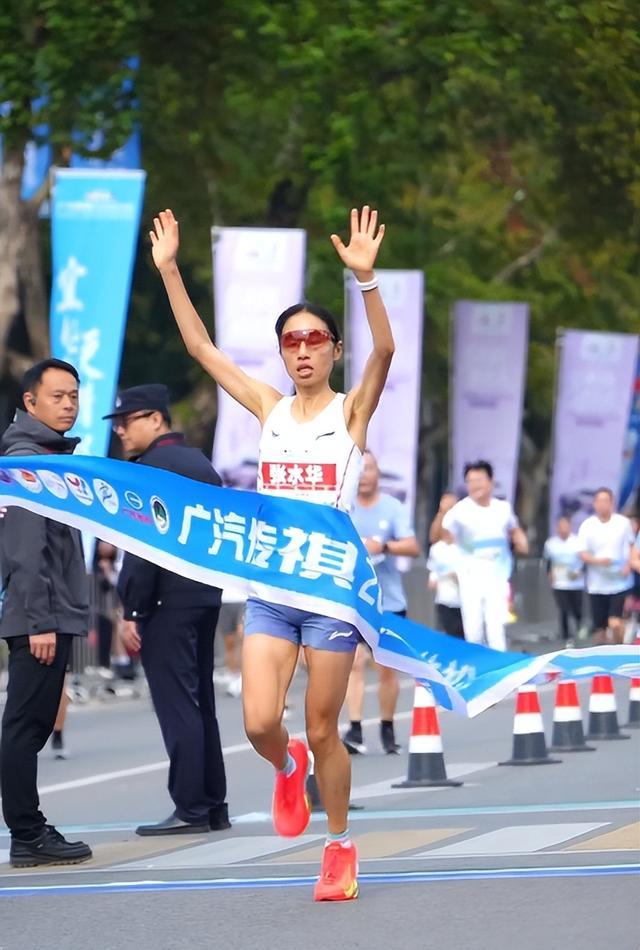 “最快女护士”张水华被医院警告处分指其存在违规兼职取酬、以虚假理由获得调休行为医院证实(图4)