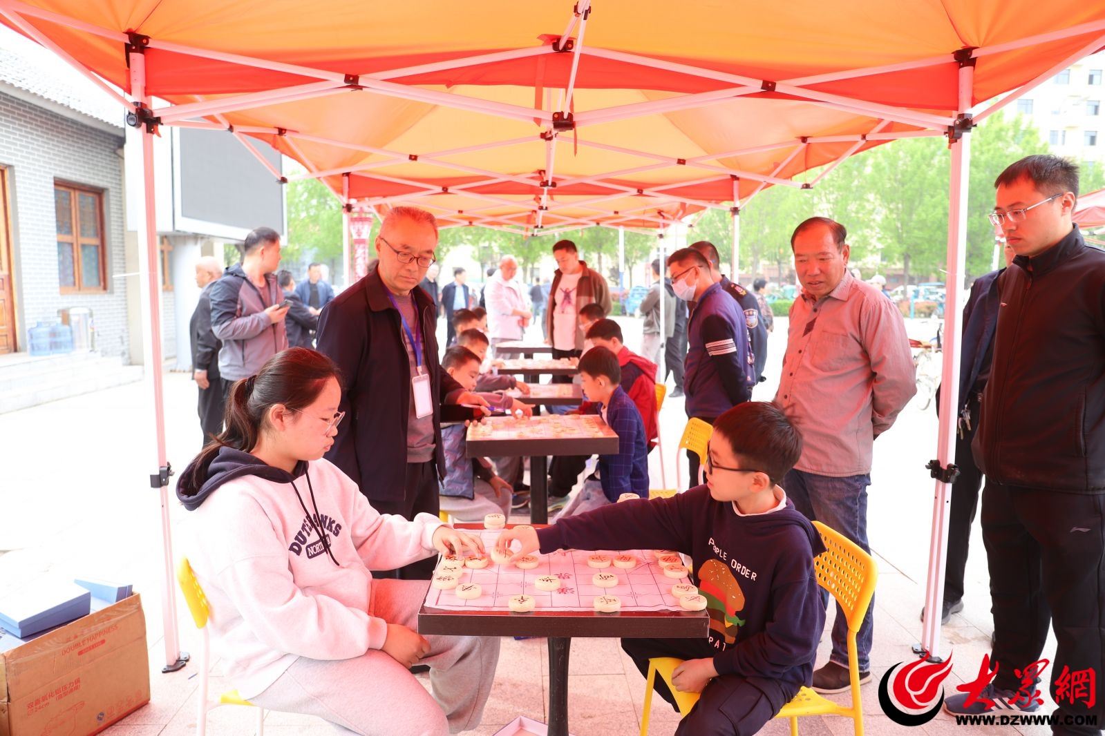 花间对弈诗意郭屯来郓城郭屯镇牡丹园下一盘棋_郓城_大众网(图3)